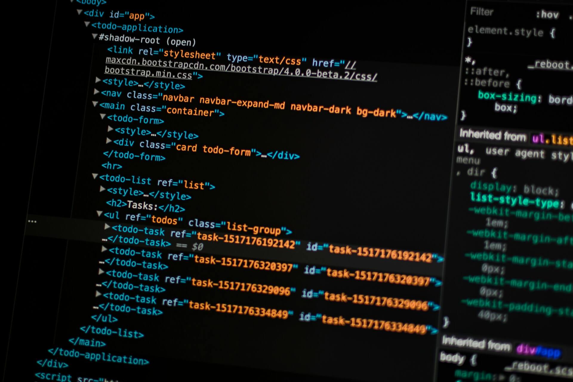 На экране компьютера отображается код языка разметки HTML.